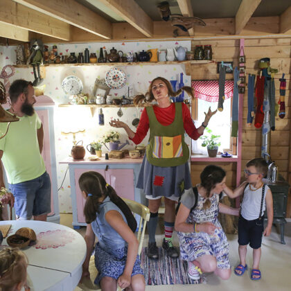 Pepė pasakoja apie vaikščiojimą lubomis