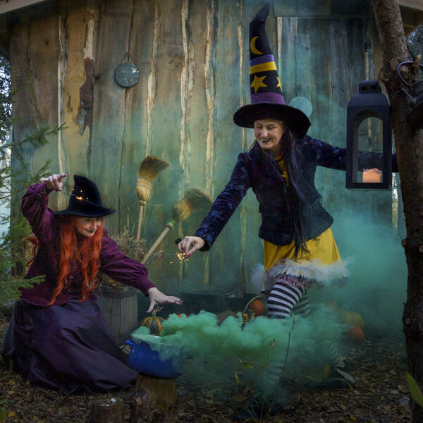 Dvi draugės raganos buria