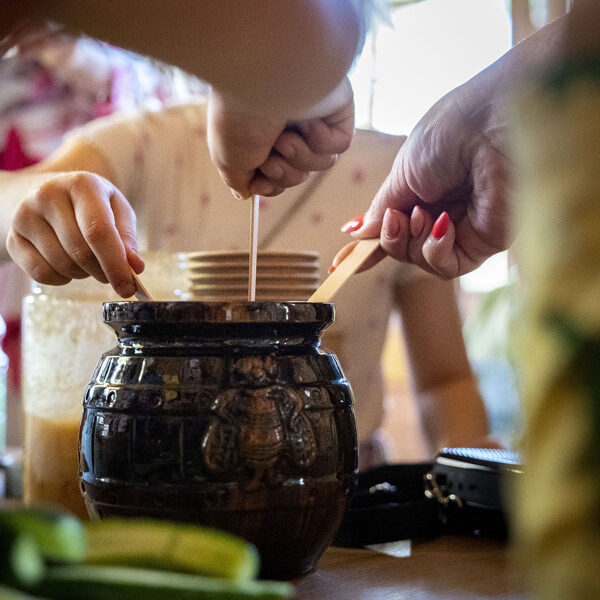 Šviežio medaus ragavimas