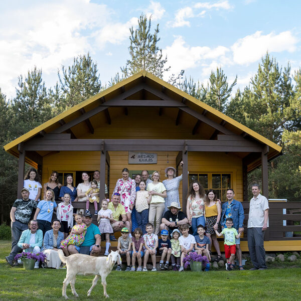 Pepės draugai prie medumi ir vasara kvepiančio namo