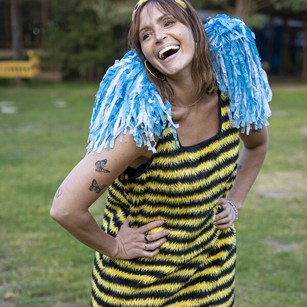 Linksma Laura su žaismingais rūbais iš Pepės spintos