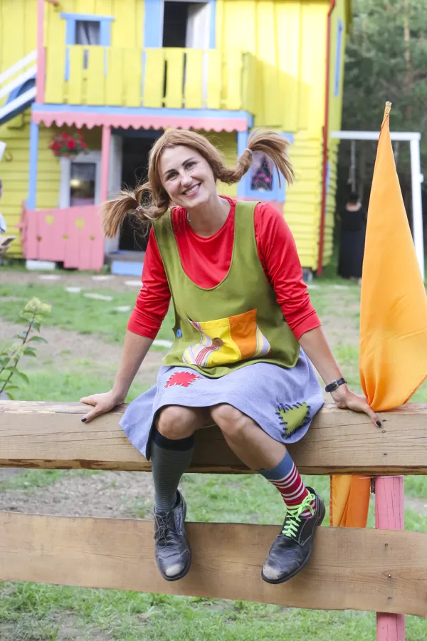 Pepė Ilgakojinė ant tvoros
