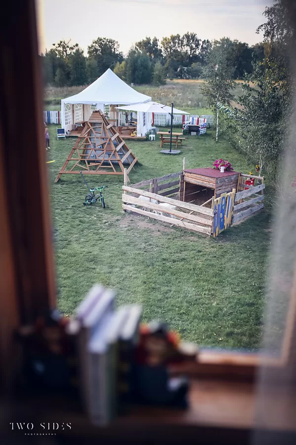 Pepės vilaitės kiemas pro langą